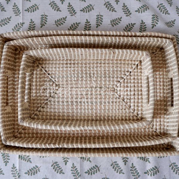 Thanks to the unique combination look, these Seagrass Palm Leaf Tray are suitable for creating a warm indoor atmosphere.