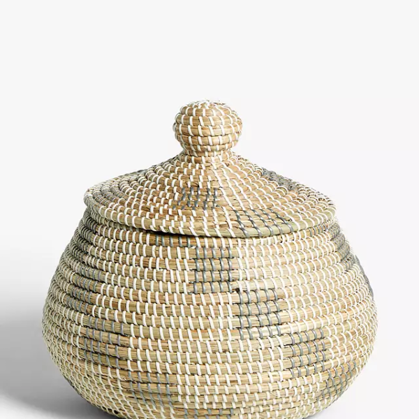 Rounded Storage Basket is meticulously designed by Vietnamese artisans, with natural and reinforced materials that are very durable.