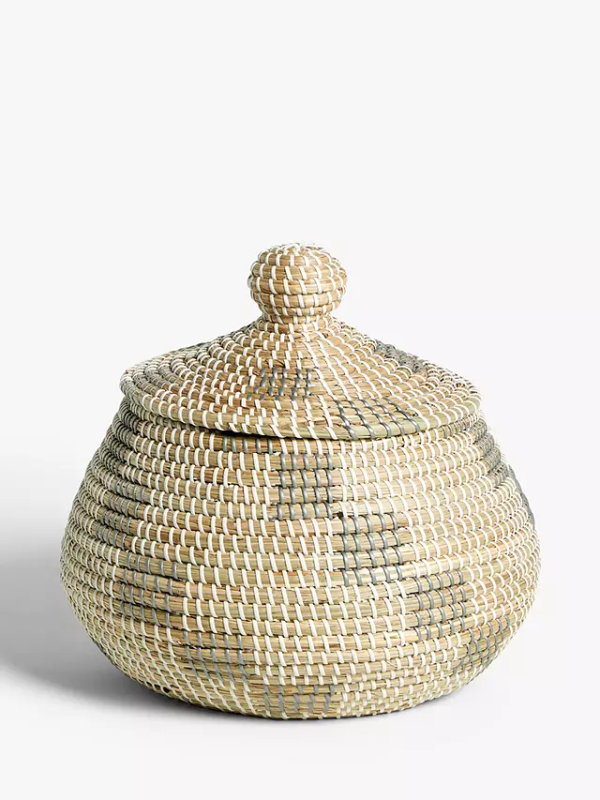 Wholesale Rounded Storage Basket is meticulously designed by Vietnamese artisans, with natural and reinforced materials that are very durable.