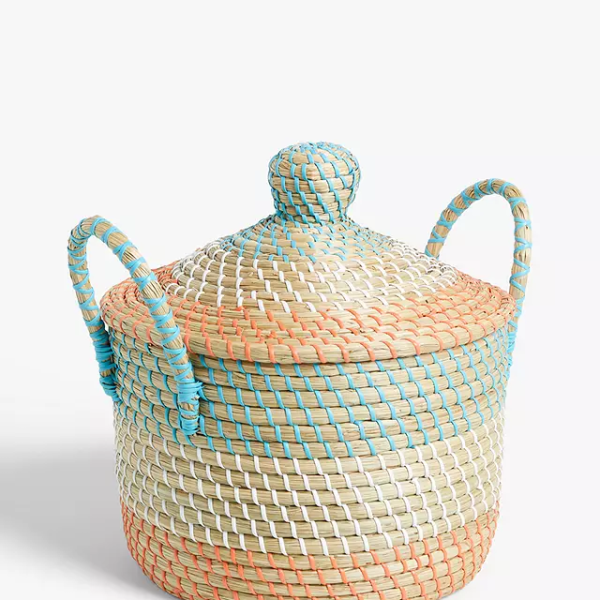 The wholesale colorful seagrass storage basket is suitable for kids because of the attractive color. The product is made by eco-friendly materials.