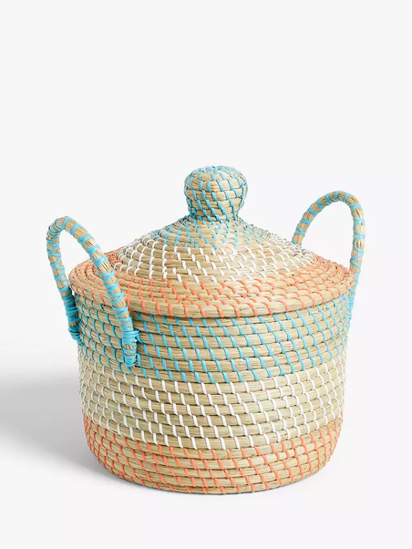 The wholesale colorful seagrass storage basket is suitable for kids because of the attractive color. The product is made by eco-friendly materials.