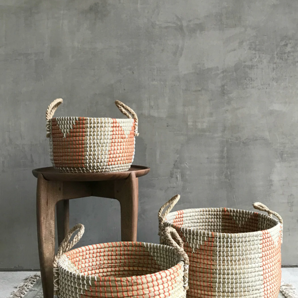 Portable woven Seagrass Basket With Rope Handles and convenient to carry anywhere. All products are made by hand by artisans in Vietnam.