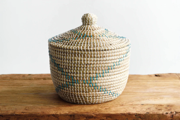 This Wholesale Crossed Pattern Storage Basket made of seagrass with a lid will complement and add charm to your living space.