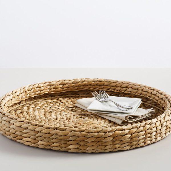 This wholesale handcrafted seagrass round tray creates a stunning decorative space, whether your style is more natural or nautical.