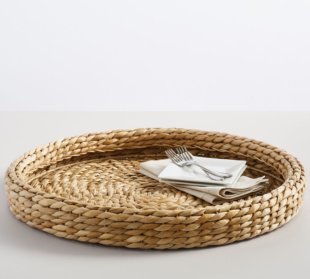 This wholesale handcrafted seagrass round tray creates a stunning decorative space, whether your style is more natural or nautical.