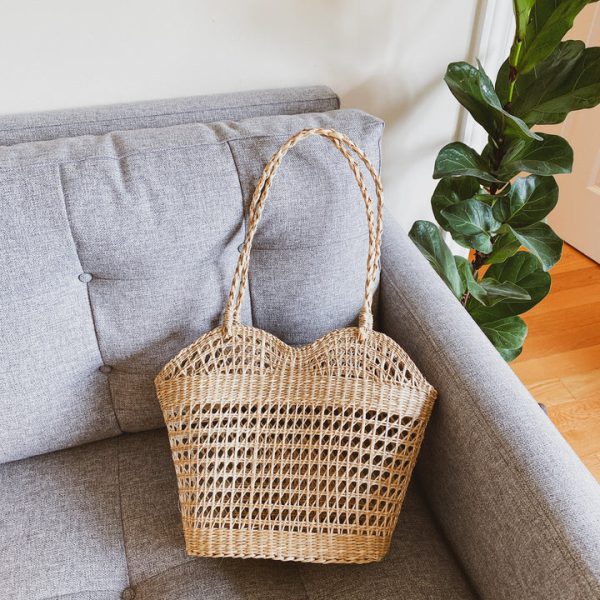 A lovely and unique heart-shaped seagrass handbag, made of sustainable natural material and friendly to the environment.