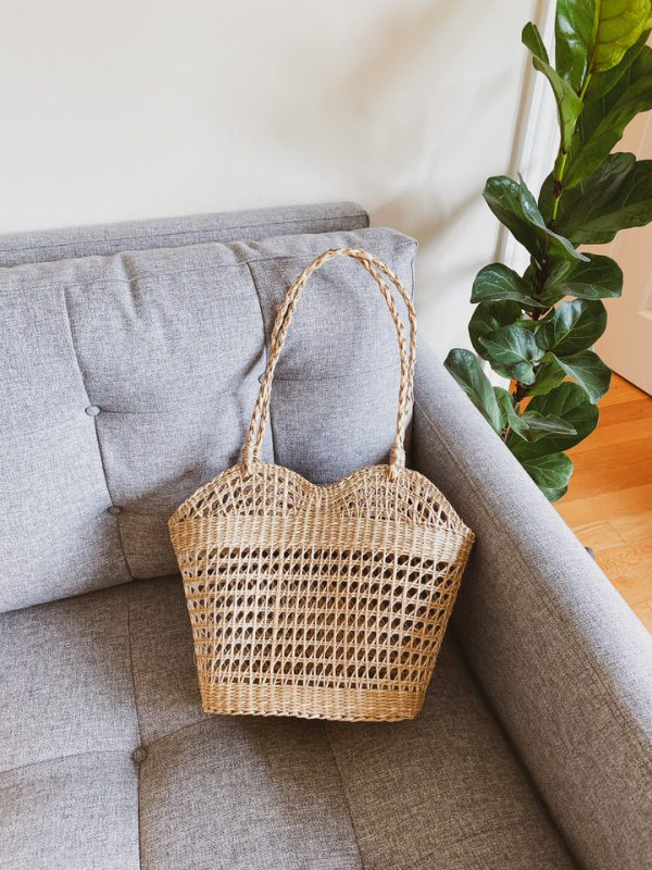 A lovely and unique heart-shaped seagrass handbag, made of sustainable natural material and friendly to the environment.
