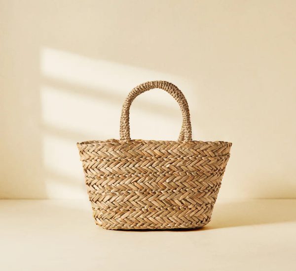 Check out our Flat Seagrass Handbag, handwoven by skillful Vietnamese artisans. Perfect for decoration, storage, or for picnic/shopping. 