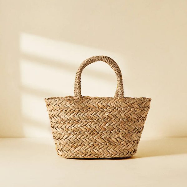 Check out our Flat Seagrass Handbag, handwoven by skillful Vietnamese artisans. Perfect for decoration, storage, or for picnic/shopping. 