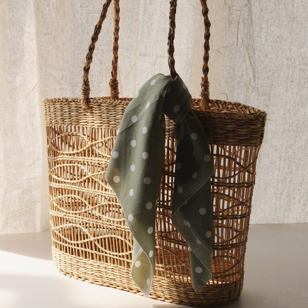 The wicker seagrass bag is meticulously handcrafted by Vietnamese artisans and will be a lovely accessory. Ideal for daily activities!