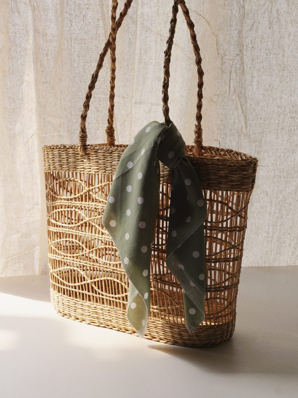 The wicker seagrass bag is meticulously handcrafted by Vietnamese artisans and will be a lovely accessory. Ideal for daily activities!