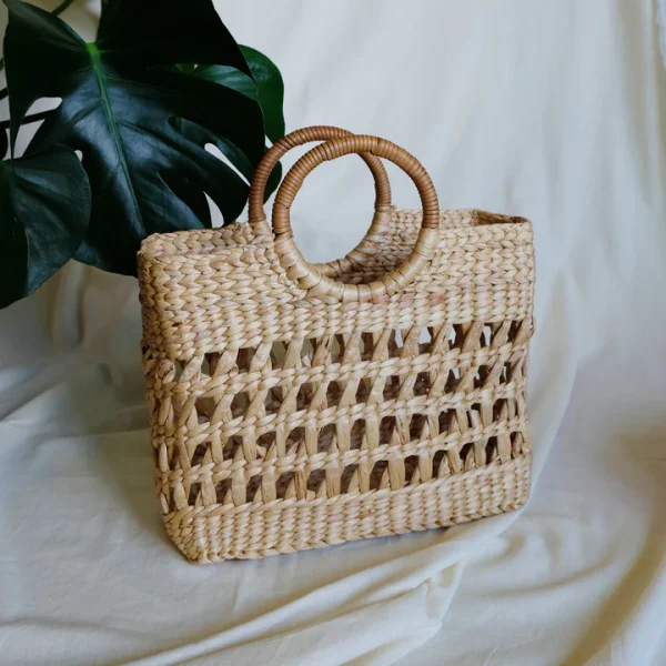 This Open-weaved Water Hyacinth Handbag can store your stuff for travel such as food, wallet, glasses, cell phone, cosmetics, etc.
