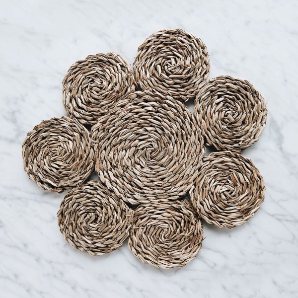 Wholesale handmade home decor flower seagrass placemat can be used as heat resistant pad for dining table decoration. Get a bulk quotation!